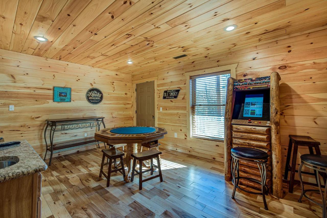Rocky Top Lookout, 4 BR, Theater, Arcade, Bumper Pool, Hot Tub, Sleeps 12 Gatlinburg Buitenkant foto