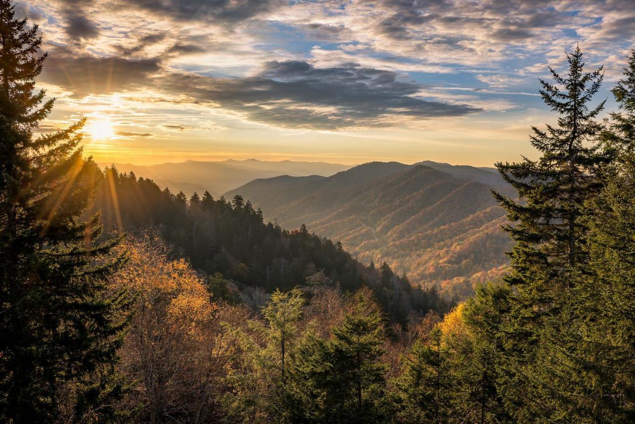 Rocky Top Lookout, 4 BR, Theater, Arcade, Bumper Pool, Hot Tub, Sleeps 12 Gatlinburg Buitenkant foto